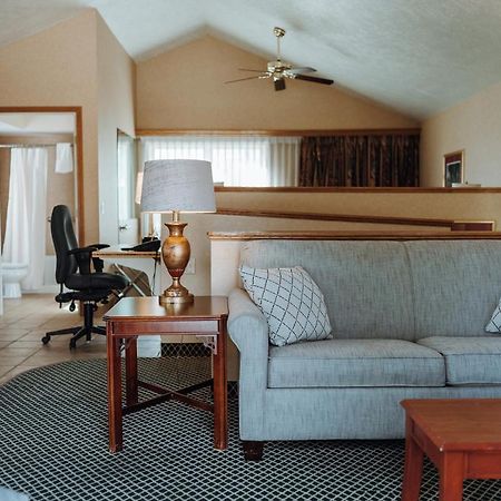 Skaneateles Suites Екстериор снимка
