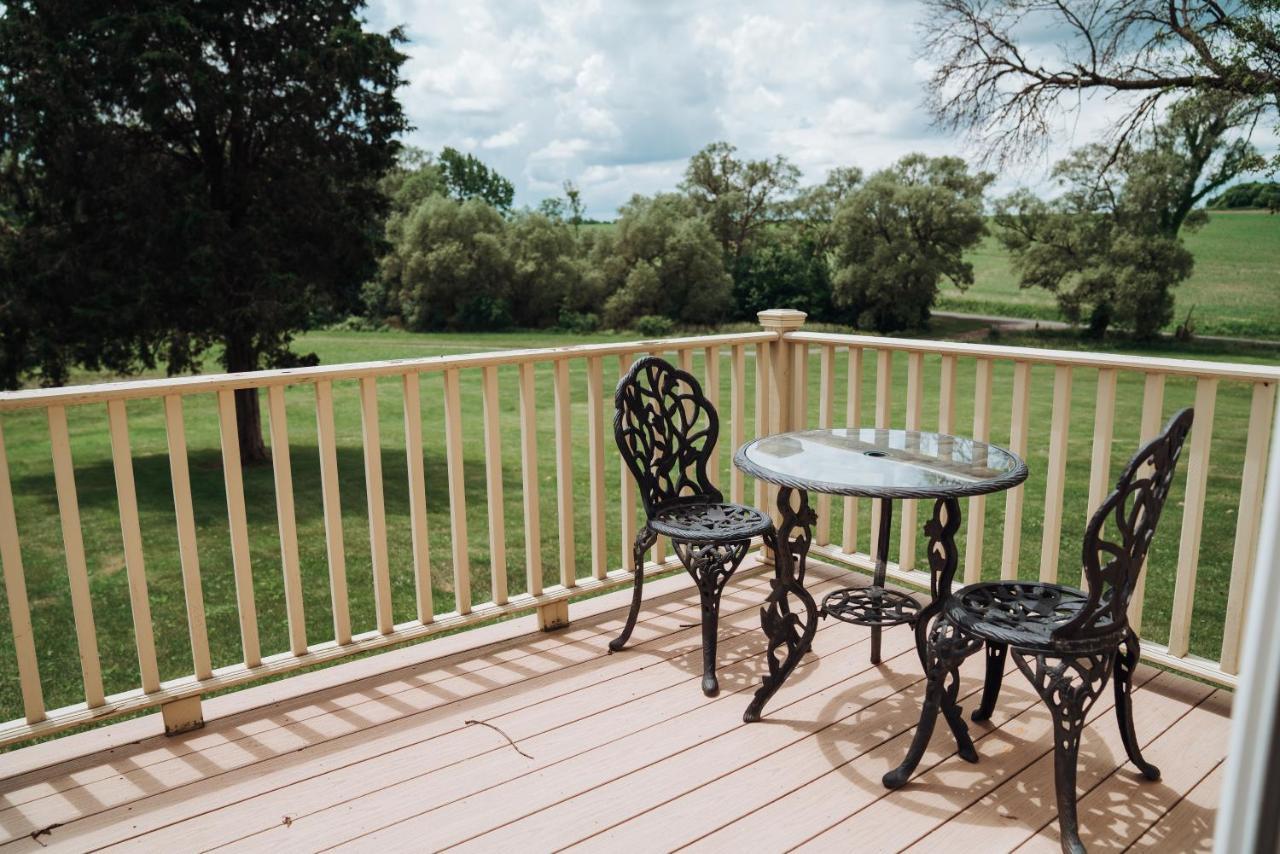Skaneateles Suites Екстериор снимка