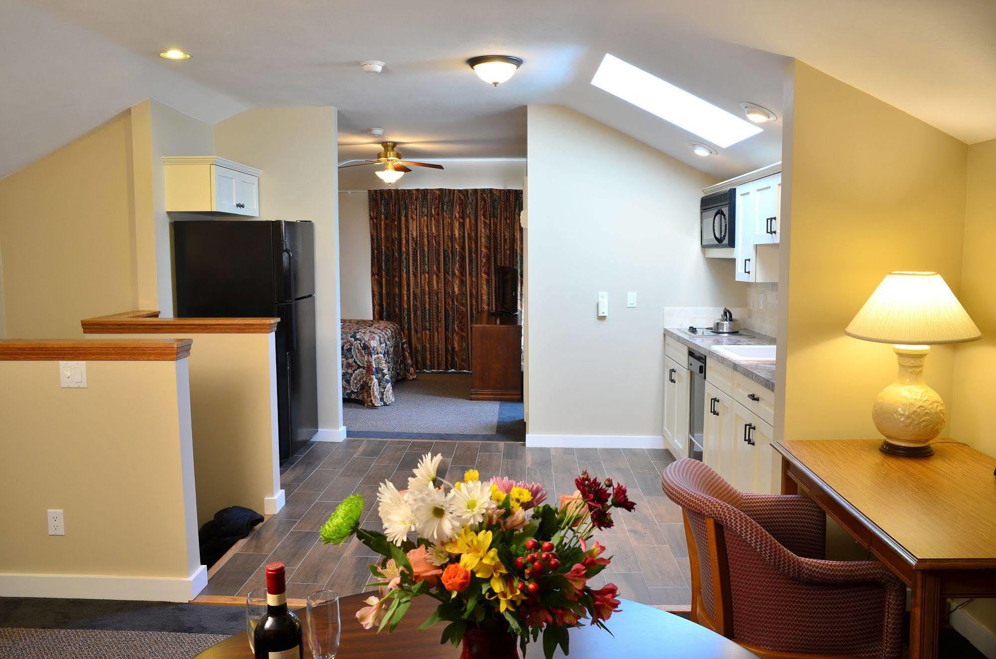 Skaneateles Suites Екстериор снимка